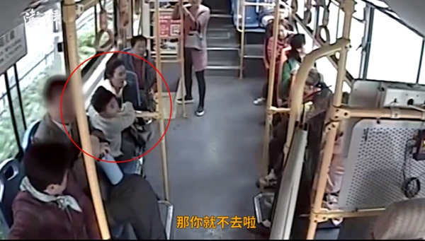 Chạy theo người đàn ông rồi bị đánh ngã nhào giữa đường, bé trai vạch trần việc làm xấu xí trước đó trên xe buýt của người này-2