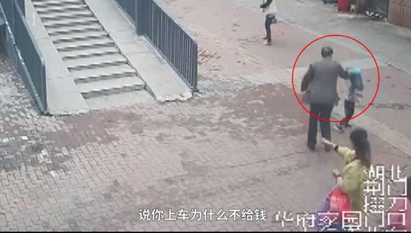 Chạy theo người đàn ông rồi bị đánh ngã nhào giữa đường, bé trai vạch trần việc làm xấu xí trước đó trên xe buýt của người này-3