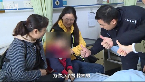 Chạy theo người đàn ông rồi bị đánh ngã nhào giữa đường, bé trai vạch trần việc làm xấu xí trước đó trên xe buýt của người này-4