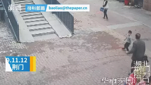 Chạy theo người đàn ông rồi bị đánh ngã nhào giữa đường, bé trai vạch trần việc làm xấu xí trước đó trên xe buýt của người này-1