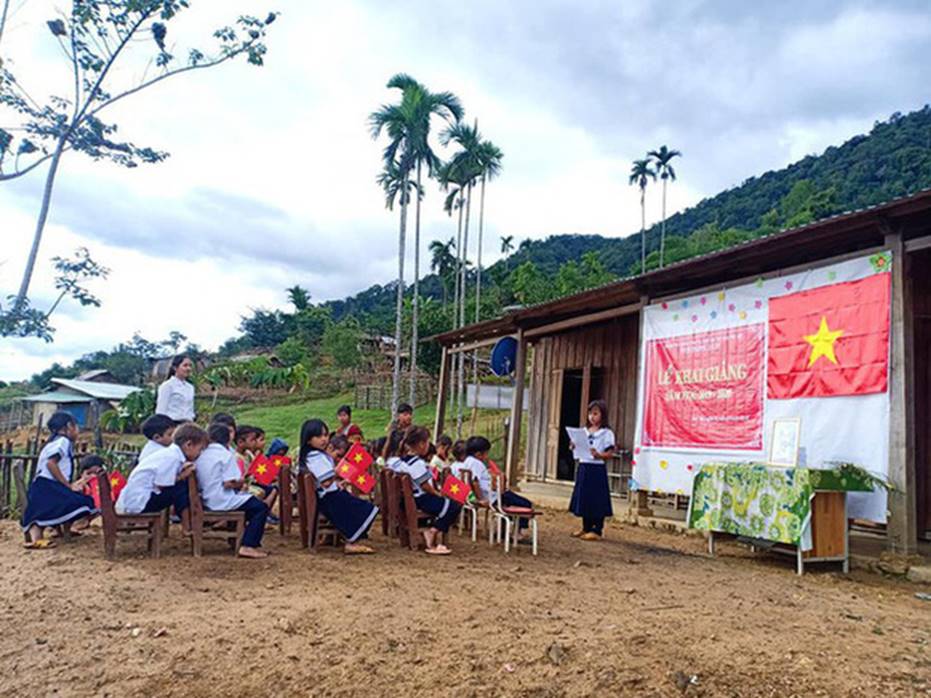 Cô giáo xuất hiện trong bức ảnh đẹp nhất mùa khai giảng 2019: Lần đầu thấy trường đã bật khóc-1