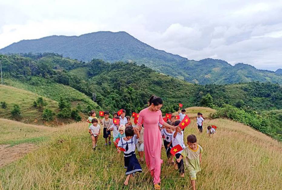 Cô giáo xuất hiện trong bức ảnh đẹp nhất mùa khai giảng 2019: Lần đầu thấy trường đã bật khóc-4