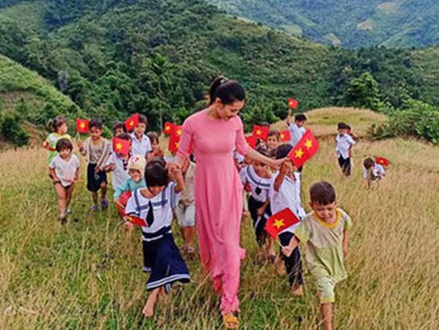 Câu chuyện về nữ giáo viên, từ hoa hậu vạn người mê, rời xa ánh đèn sân khấu làm nghề trồng người và cái kết không thể tuyệt vời hơn-6