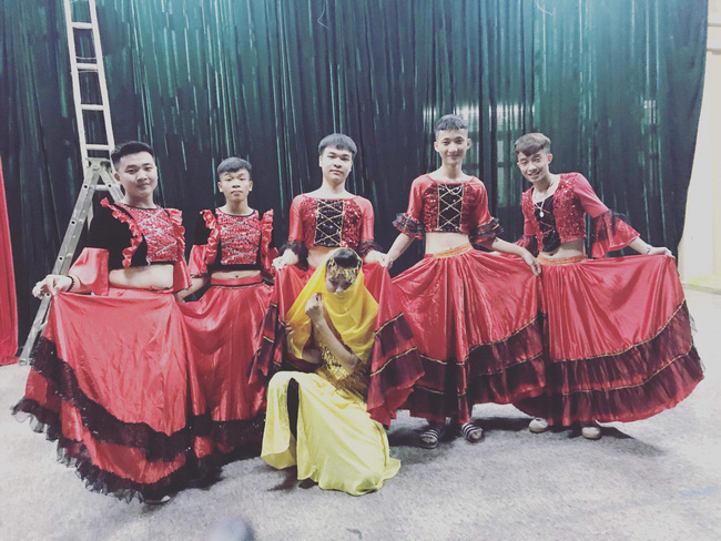 Lớp ít con gái, 7 cậu học sinh liều mình” lên múa Ấn Độ nhân ngày 20/11: Tưởng không ra gì mà lắc mông điệu nghệ không tưởng!-1