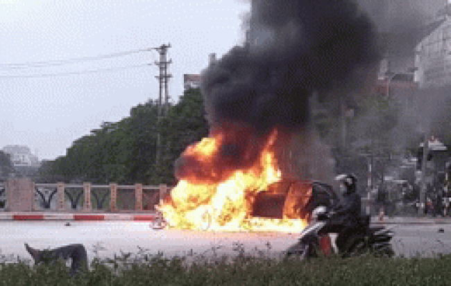 Mercedes GLC 250 bốc cháy kinh hoàng sau va chạm liên hoàn khiến 1 phụ nữ tử vong, giao thông ùn tắc nghiêm trọng-1