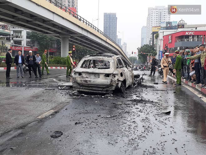 Mercedes GLC 250 bốc cháy kinh hoàng sau va chạm liên hoàn khiến 1 phụ nữ tử vong, giao thông ùn tắc nghiêm trọng-9