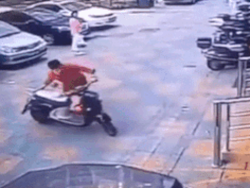 Tài xế lái ôtô đâm vào người phụ nữ sau khi cãi nhau