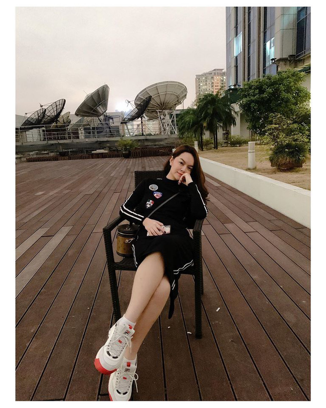 Street style sao Việt: Phạm Quỳnh Anh ăn vận như teen girl, HH Thu Thảo diện váy thùng thình cứ như đang bầu tập 2-2