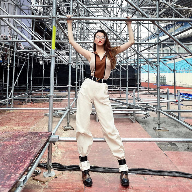 Street style sao Việt: Phạm Quỳnh Anh ăn vận như teen girl, HH Thu Thảo diện váy thùng thình cứ như đang bầu tập 2-3