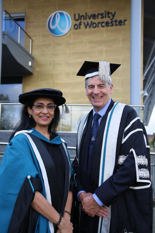 Câu chuyện về nữ giáo viên, từ hoa hậu vạn người mê, rời xa ánh đèn sân khấu làm nghề trồng người và cái kết không thể tuyệt vời hơn-3