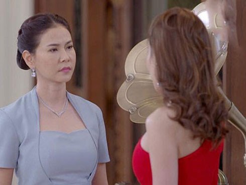 Chật vật đón con giờ tan tầm, gặp chồng đưa nhân tình thẳng tiến sân Mỹ Đình xem bóng đá, vợ lập tức
