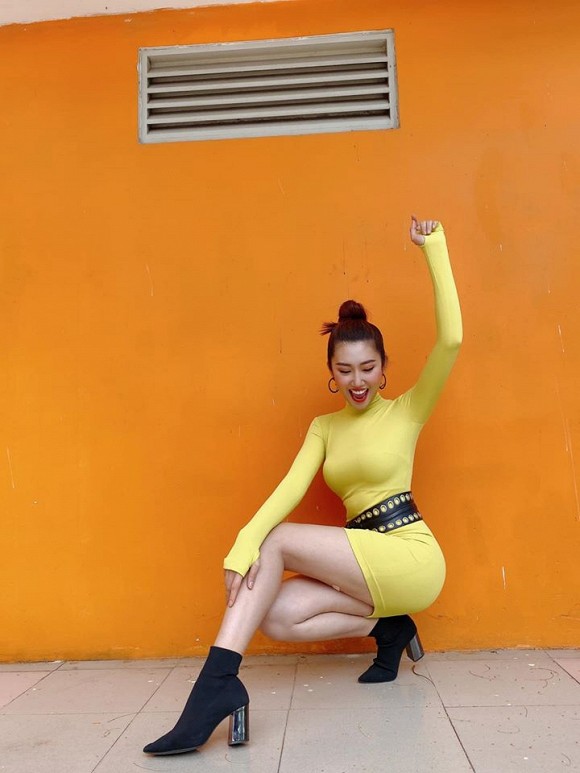 Kín đáo là vậy nhưng Hân Hoa hậu vẫn vô cùng nóng bỏng với trang phục này-4