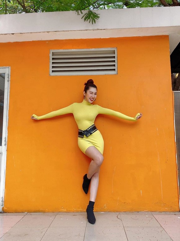 Kín đáo là vậy nhưng Hân Hoa hậu vẫn vô cùng nóng bỏng với trang phục này-5