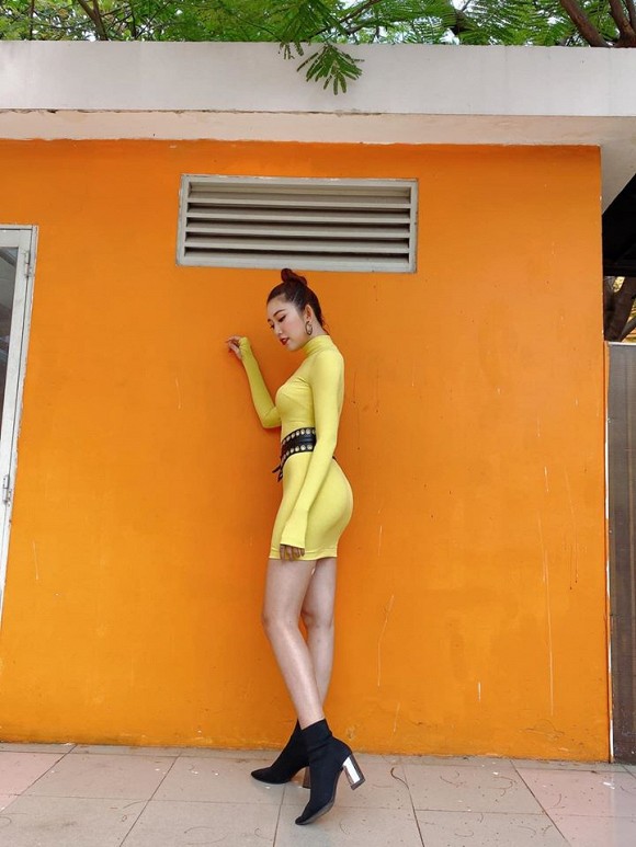 Kín đáo là vậy nhưng Hân Hoa hậu vẫn vô cùng nóng bỏng với trang phục này-6