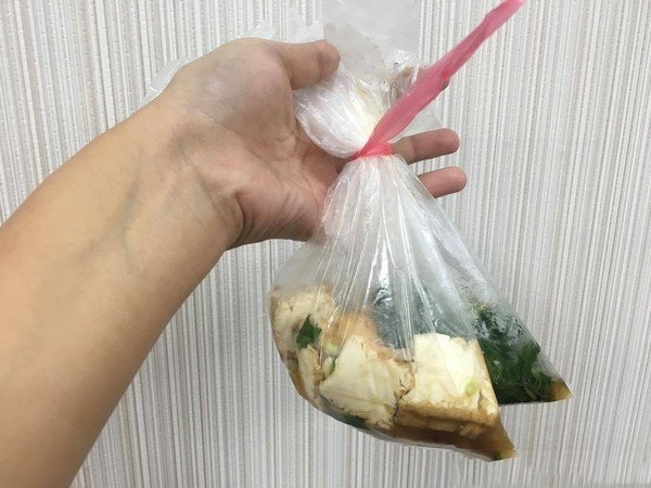 Mẹ ung thư phụ khoa, 2 con nhập viện vì thường xuyên dùng túi nilon đựng đồ ăn-2