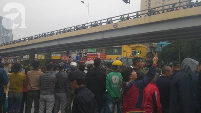 Nhân chứng vụ Mercedes kéo nhiều xe máy dưới gầm bốc cháy làm 1 người tử vong: Nữ tài xế mắc kẹt được cứu sống kịp thời-8