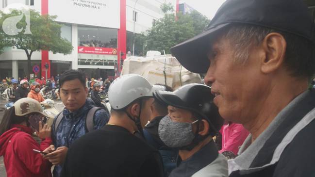 Nhân chứng vụ Mercedes kéo nhiều xe máy dưới gầm bốc cháy làm 1 người tử vong: Nữ tài xế mắc kẹt được cứu sống kịp thời-1