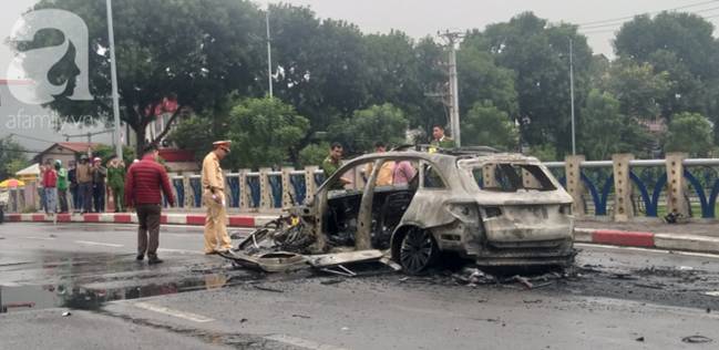 Nhân chứng vụ Mercedes kéo nhiều xe máy dưới gầm bốc cháy làm 1 người tử vong: Nữ tài xế mắc kẹt được cứu sống kịp thời-2