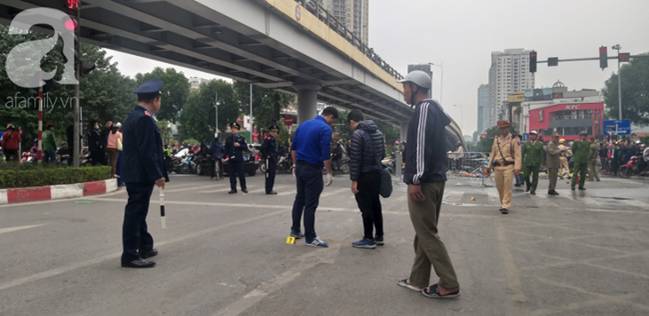 Nhân chứng vụ Mercedes kéo nhiều xe máy dưới gầm bốc cháy làm 1 người tử vong: Nữ tài xế mắc kẹt được cứu sống kịp thời-3