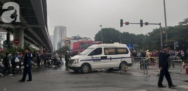 Nhân chứng vụ Mercedes kéo nhiều xe máy dưới gầm bốc cháy làm 1 người tử vong: Nữ tài xế mắc kẹt được cứu sống kịp thời-4