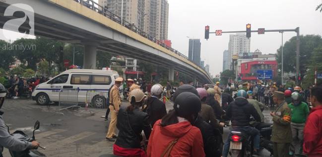 Nhân chứng vụ Mercedes kéo nhiều xe máy dưới gầm bốc cháy làm 1 người tử vong: Nữ tài xế mắc kẹt được cứu sống kịp thời-5