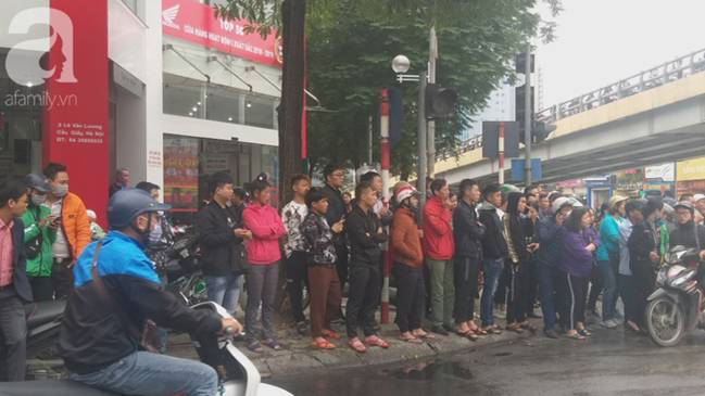 Nhân chứng vụ Mercedes kéo nhiều xe máy dưới gầm bốc cháy làm 1 người tử vong: Nữ tài xế mắc kẹt được cứu sống kịp thời-7