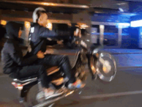 Nam thanh niên ngã lộn nhào khi bốc đầu xe máy-1