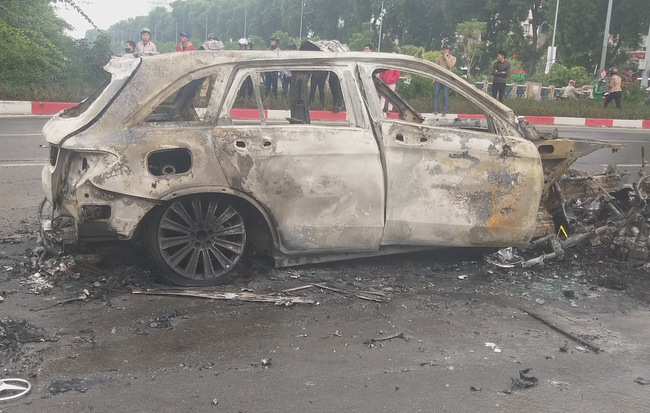 Vụ Mercedes kéo nhiều xe máy bốc cháy, khiến 1 nạn nhân tử vong: Chiếc xe ô tô chồng mới mua vài ngày giao cho vợ sử dụng-1