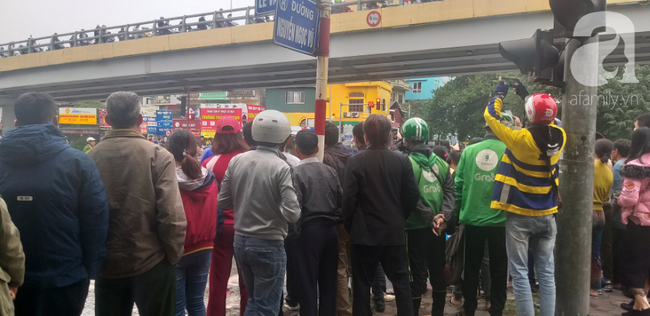 Vụ Mercedes kéo nhiều xe máy bốc cháy, khiến 1 nạn nhân tử vong: Chiếc xe ô tô chồng mới mua vài ngày giao cho vợ sử dụng-4