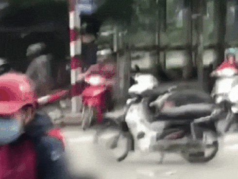 Nữ tài xế lái xe ô tô Mercedes GLC 250 gây tai nạn liên hoàn rồi bốc cháy đã ra công an trình diện-3