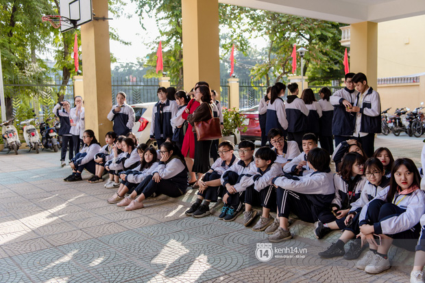 Hàng trăm học sinh bí mật tập văn nghệ gần tháng trời dành tặng món quà bất ngờ cho thầy cô ngày 20/11-3