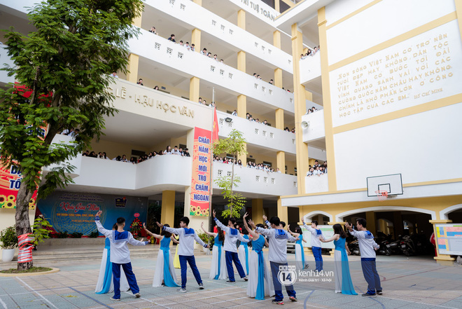 Hàng trăm học sinh bí mật tập văn nghệ gần tháng trời dành tặng món quà bất ngờ cho thầy cô ngày 20/11-5