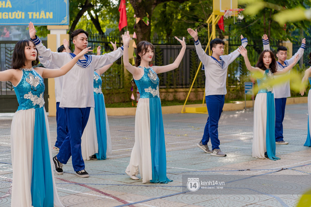Hàng trăm học sinh bí mật tập văn nghệ gần tháng trời dành tặng món quà bất ngờ cho thầy cô ngày 20/11-9