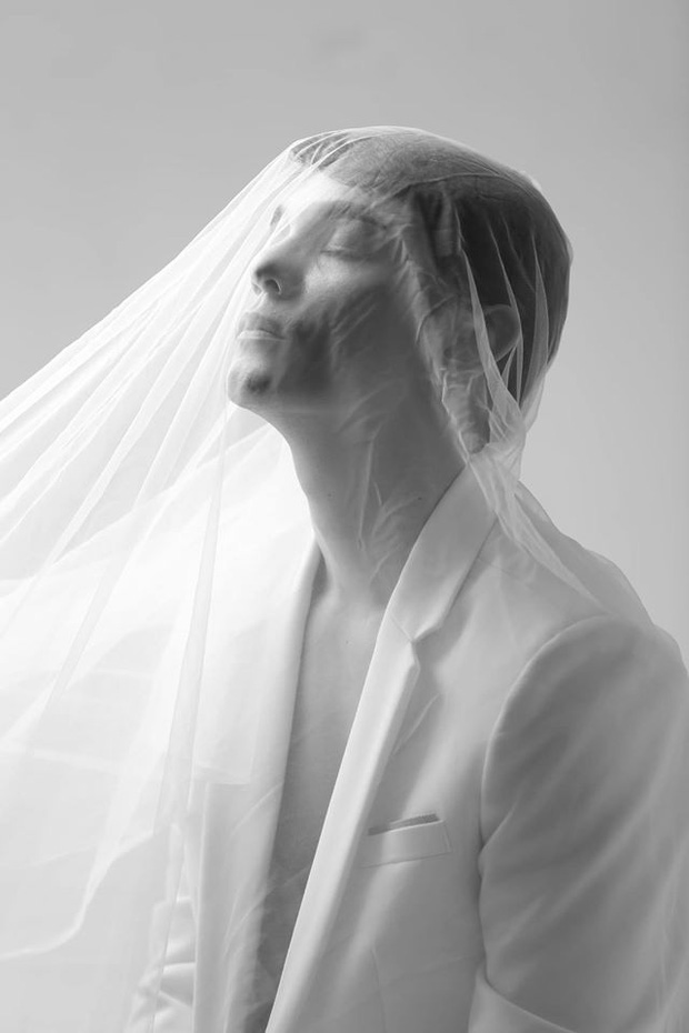 Bất ngờ đăng tải loạt ảnh đơn sắc, Sơn Ngọc Minh gây lo lắng khi suy nghĩ về cái chết sau loạt ồn ào tố Erik bạc tình-4