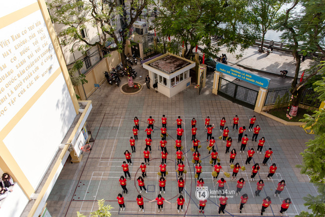 Hàng trăm học sinh bí mật tập văn nghệ gần tháng trời dành tặng món quà bất ngờ cho thầy cô ngày 20/11-10