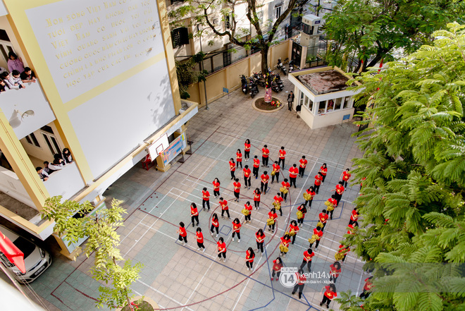 Hàng trăm học sinh bí mật tập văn nghệ gần tháng trời dành tặng món quà bất ngờ cho thầy cô ngày 20/11-11