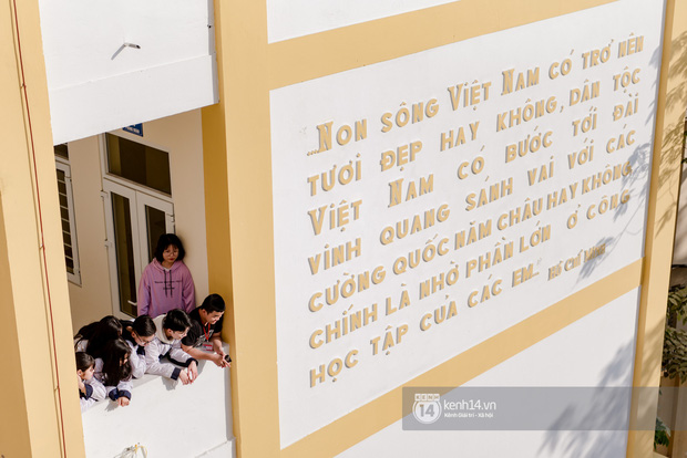 Hàng trăm học sinh bí mật tập văn nghệ gần tháng trời dành tặng món quà bất ngờ cho thầy cô ngày 20/11-13