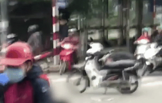 Xuất hiện clip người phụ nữ nghi là tài xế Mercedes hoảng loạn tại hiện trường, chạy đến ôm nạn nhân đang nằm gục-1