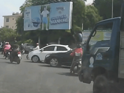 Nhường đường cho ôtô, cô gái đi xe máy bị xe khác tông ngã