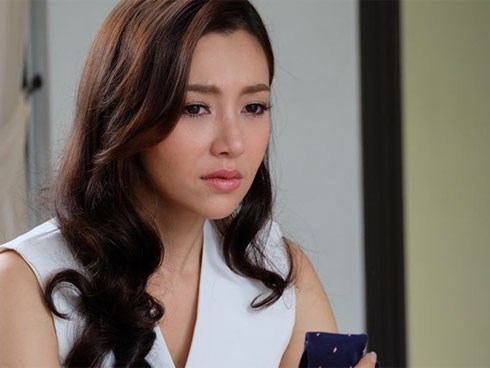 Chồng đi vắng, tôi gọi thợ đến sửa trần nhà thì choáng váng đến ngây người khi thấy toàn nhẫn vàng rơi xuống như mưa