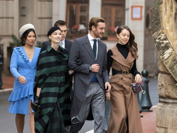 Nàng dâu hoàng gia gốc Việt lần đầu xuất hiện cùng gia đình nhà chồng Monaco: Ăn mặc gợi cảm nhưng có phần lạc lõng-4