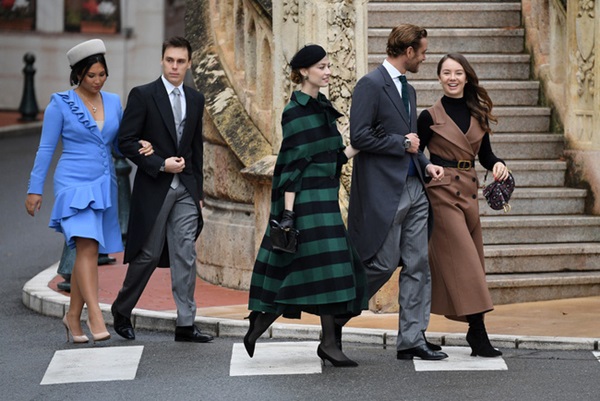 Nàng dâu hoàng gia gốc Việt lần đầu xuất hiện cùng gia đình nhà chồng Monaco: Ăn mặc gợi cảm nhưng có phần lạc lõng-5