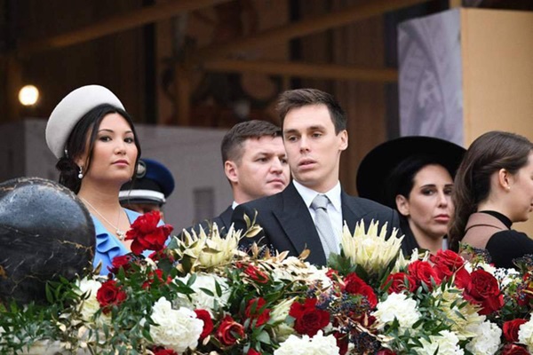 Nàng dâu hoàng gia gốc Việt lần đầu xuất hiện cùng gia đình nhà chồng Monaco: Ăn mặc gợi cảm nhưng có phần lạc lõng-6