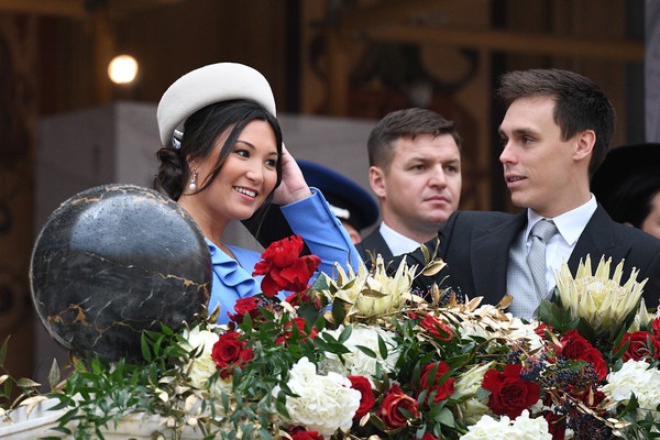 Nàng dâu hoàng gia gốc Việt lần đầu xuất hiện cùng gia đình nhà chồng Monaco: Ăn mặc gợi cảm nhưng có phần lạc lõng-7