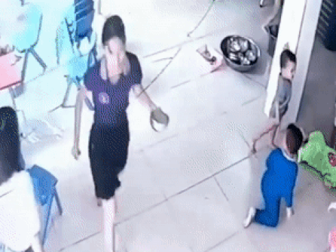 Bé 17 tháng tuổi bị bạn giẫm đạp lên lưng