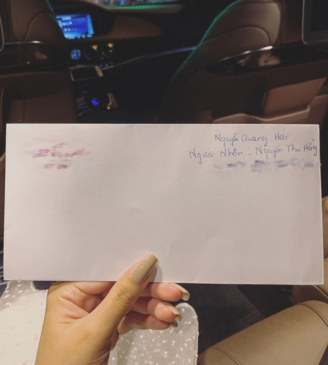 Cô gái xinh đẹp có nhan sắc nổi bật trên khán đài trận Việt Nam - Thái Lan, nhưng tiết lộ danh tính cầu thủ tặng vé cho mình mới gây sốc-5