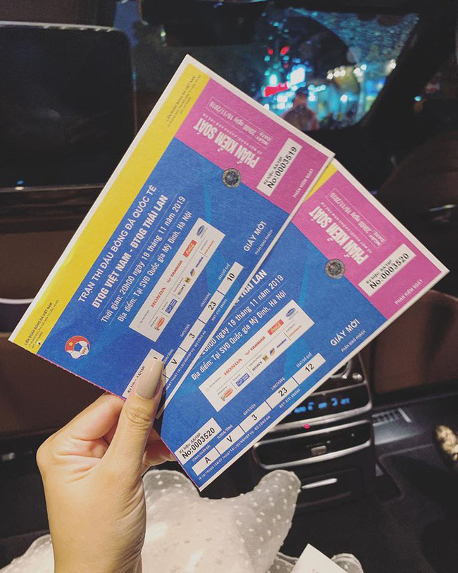 Cô gái xinh đẹp có nhan sắc nổi bật trên khán đài trận Việt Nam - Thái Lan, nhưng tiết lộ danh tính cầu thủ tặng vé cho mình mới gây sốc-6