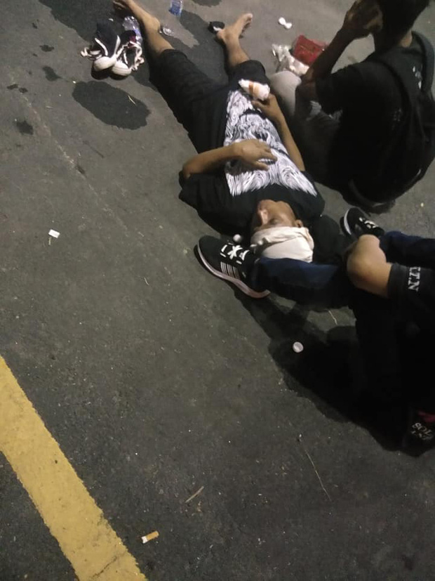 CĐV Malaysia và Indonesia gây bạo loạn ở vòng loại World Cup 2022: Ném pháo sáng và bom khói vào nhau, một người bị đâm trọng thương-3