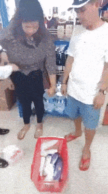 Cảnh sát tìm thấy... 12 chai dầu gội đầu từ quần và áo ngực của người phụ nữ chuyên trộm cắp trong siêu thị-1