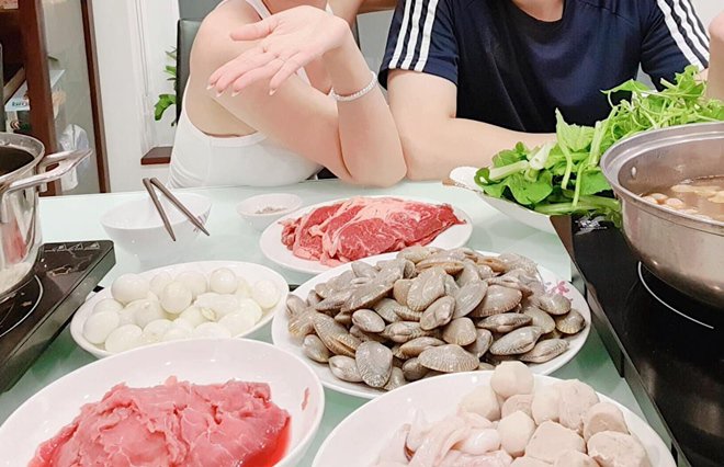 Vừa trăng mật về, vợ chồng Đông Nhi được bố mẹ khao tiệc, ai cũng hô to 1 món ăn-4